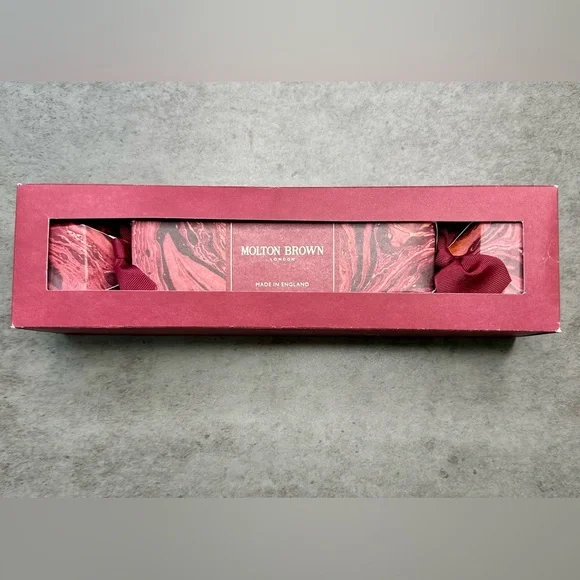 Molton Brown Floral & Spicy Christmas Cracker Body Wash Gift Set - Picture 2 of 5